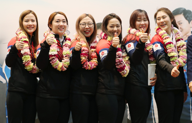 [Photo News] Uiseong residents welcome ‘Garlic Girls’ | Herald English