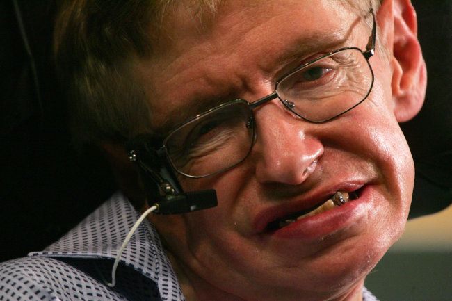 FILE PHOTO: Stephen Hawking, one of the world's leading theoretical physicist, attends a news conference at the Hong Kong University of Science and Technology during his six-day visit to Hong Kong June 13, 2006. (Reuters-Yonhap)