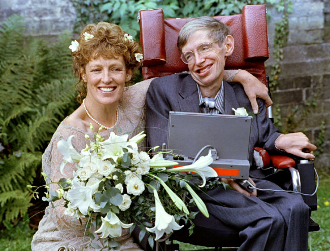 FILE PHOTO: Stephen Hawking and his new bride Elaine Mason pose for pictures after the blessing of their wedding at St. Barnabus Church September 16, 1995. (Reuters-Yonhap)