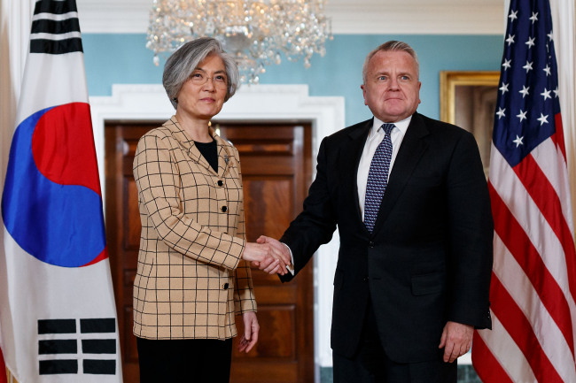 US Deputy Secretary of State John Sullivan (right) shakes hands with visiting Foreign Minister of the Republic of Korea Kang Kyung-wha during their meeting at the US Department of State in Washington D.C., the United States, on March 16, 2018. (Xinhua-Yonhap)