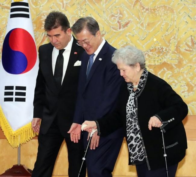 Turkish Ambassador to Korea Ersin Ercin (left) meets with Korean President Moon Jae-in at the swearing-in ceremony at Cheong Wa Dae on Jan. 31, where the envoy's mother (right) was welcomed by the president. (Yonhap)