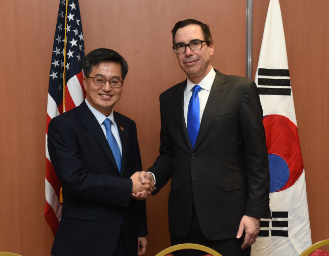 Seoul‘s Deputy Prime Minister and Finance Minister Kim Dong-yeon (left) meets with US Treasury Secretary Steven Mnuchin in Buenos Aires on the sidelines of the Group of 20 meeting of finance ministers and central bank governors. (Ministry of Strategy and Finance)