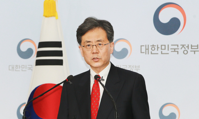 Trade Minister Kim Hyun-chong has a press briefing Monday in Seoul. (Ministry of Trade, Industry and Energy)