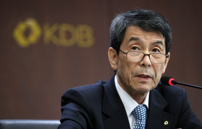 Korea Development Bank Chairman Lee Dong-gull on Monday answers reporters’ questions at an urgent press briefing concerning the sale plan of Kumho Tire. (Yonhap)