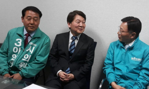 Ahn Cheol-soo is pictured (center) (Yonhap)