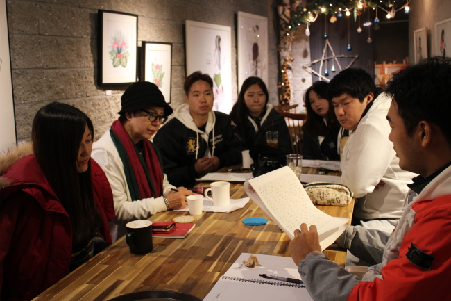 Students discuss story ideas with their teacher, Park Kyung-hee, at a Mulmangcho Open School writing class. (Mulmangcho)