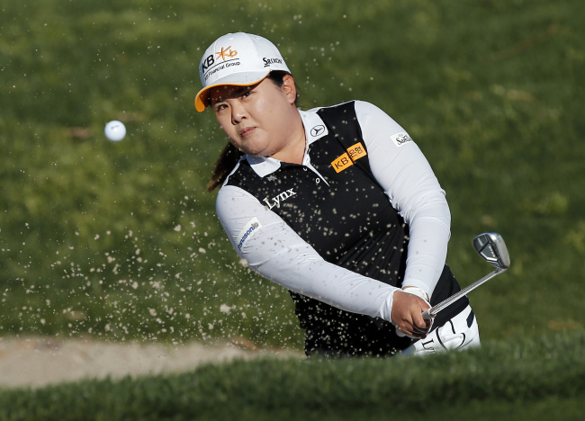 Park In-bee of South Korea hits a bunker shot at the sixth playoff hole against Pernilla Lindberg of Sweden at the ANA Inspiration at Dinah Shore Tournament Course at Mission Hills Country Club in Rancho Mirage, California, on April 2. (AP-Yonhap)