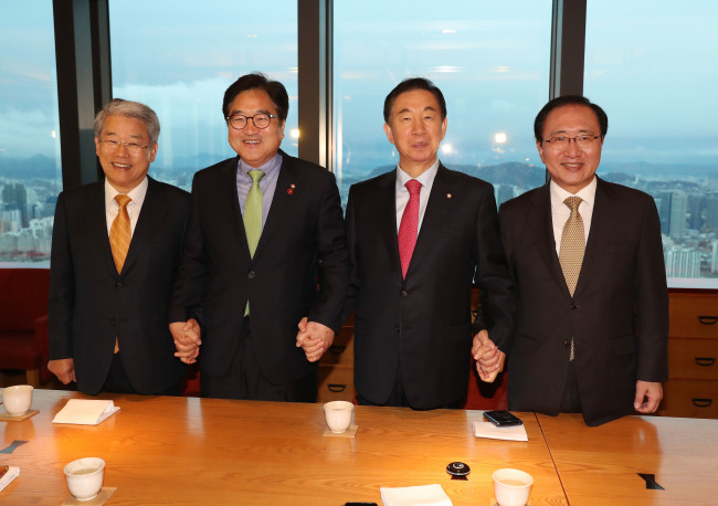 The floor leaders of the four major parties hold a breakfast meeting at a restaurant in Seoul on April 4. (Yonhap)