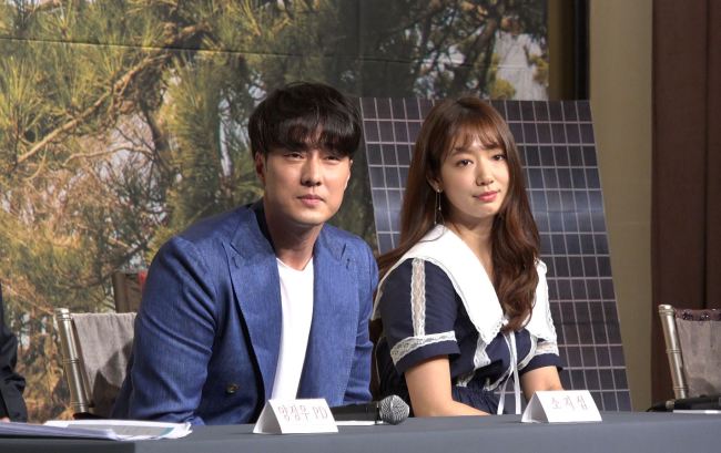 So Ji-sub (left) and Park Shin-hye listen to a reporter's question during a press conference for tvN‘s new program “Solitary Stay” (Lim Jeong-yeo/The Korea Herald)