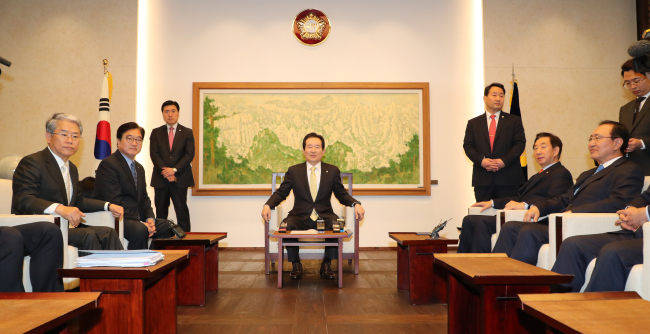 National Assembly Speaker Chung Sye-kyun (C) presides over a meeting with the floor leaders of major parties at his office at the parliament in Seoul on April 4, 2018. (Yonhap)