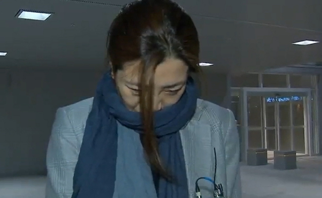 Cho Hyun-min, a senior vice president at Korean Air Lines, arrives in Seoul via Incheon International Airport on Sunday morning (Screenshot from MBC coverage-Yonhap))