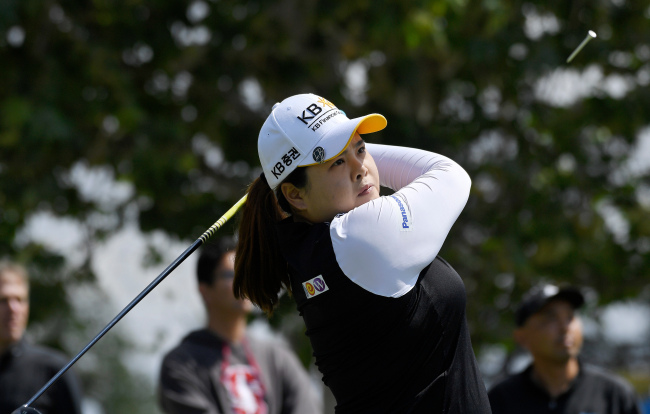 Park In-bee of South Korea watches her tee shot on the fifth hole during the second round of the Hugel-JTBC LA Open at Wilshire Country Club in Los Angeles on April 20, 2018. (AP-Yonhap)