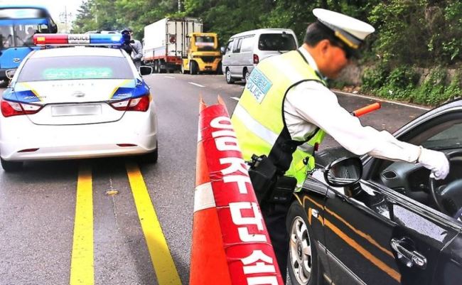 Police officers conduct a roadside sobriety test. (Yonhap)