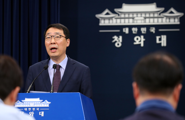 Senior presidential public relations secretary Yoon Young-chan speaks at a press briefing on Sunday. Yonhap