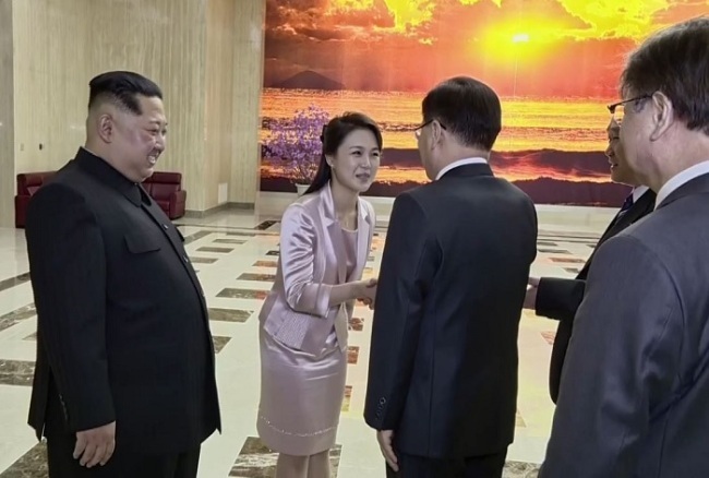North Korean leader Kim Jong-un and his wife Ri Sol-ju greet the South Korean envoys in Pyongyang on March 5. (Yonhap)