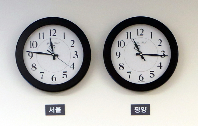 This photo, taken on April 29, 2018, shows two clocks showing a 30-minute gap between Seoul (left) and Pyongyang standard times hanging on a wall of the Peace House, the venue for an inter-Korean summit held on April 27. (Yonhap)
