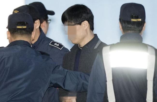 The surgeon who did not provide proper care to singer Shin Hae-chul after an abdominal surgery in 2014 is arrested in this file photo. (Yonhap)