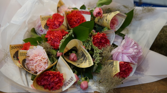 Money-wrapped carnation bouquet (Park Ju-young/The Korea Herald)