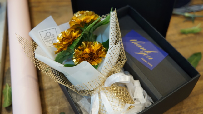 Gold carnation bouquet (Park Ju-young/The Korea Herald)