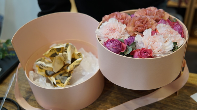 A carnation flower box with roses is made with 50,000 won bills. (Park Ju-young/The Korea Herald)