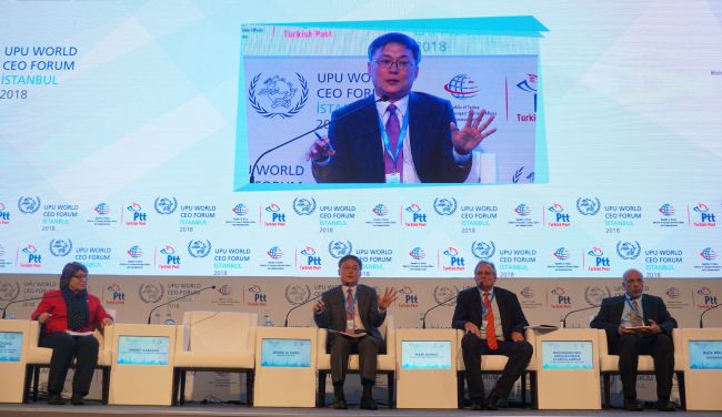 Korea Post President Kang Seong-ju (third from right) speaks at a panel discussion Wednesday during the Universal Postal Union World CEO Forum in Istanbul, Turkey. (Korea Post)
