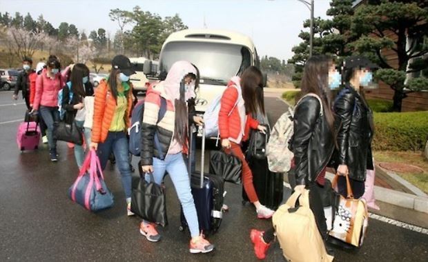 This photo, released by the Ministry of Unification on April 8, 2016, shows the group of North Korean restaurant workers coming into South Korea. (Yonhap)