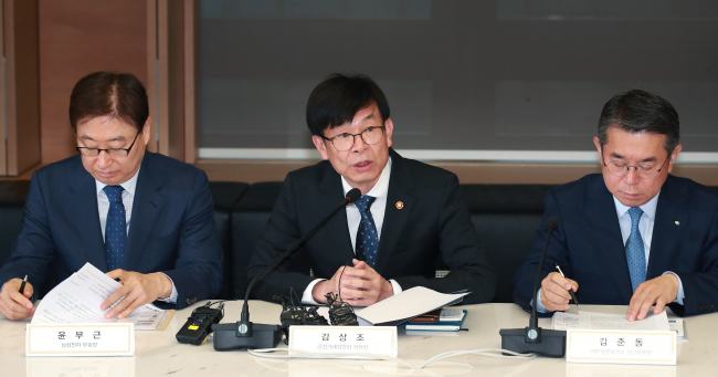 Kim Sang-jo(center) , chairman of Korea`s Fair Trade Commission (Yonhap)
