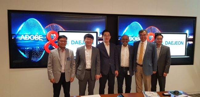 Han Sun-hee (third from left), director-general of Daejeon City government’s science and economy bureau, and Adobe Systems CEO Shantanu Narayen (fourth from left) pose at a meeting at the Adobe Systems headquarters on May 14. (Daejeon Metropolitan City Government)
