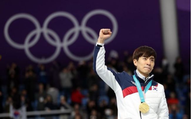 In this file photo from Feb. 24, 2018, South Korean speed skater Lee Seung-hoon holds up arm after winning gold in the men`s mass start during the 2018 PyeongChang Winter Olympics at Gangneung Oval in Gangneung, 230 kilometers east of Seoul. (Yonhap)