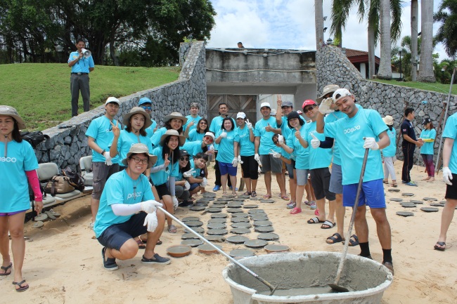 Employees of Posco-SouthAsia and Posco-Thainox take part in a coral reef rehabilitation project in Pattaya, Thailand, during Posco Global Volunteer Week in 2018. (Posco)