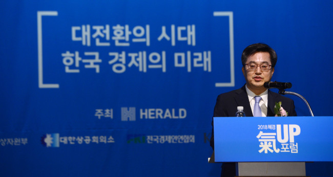 Deputy Prime Minister and Finance Minister Kim Dong-yeon delivers an opening speech at the 2018 Herald Business 氣UP Forum held in headquarters of Korea Chamber of Commerce and Industry in Seoul Thursday. (Park Hae-mook/The Korea Herald)