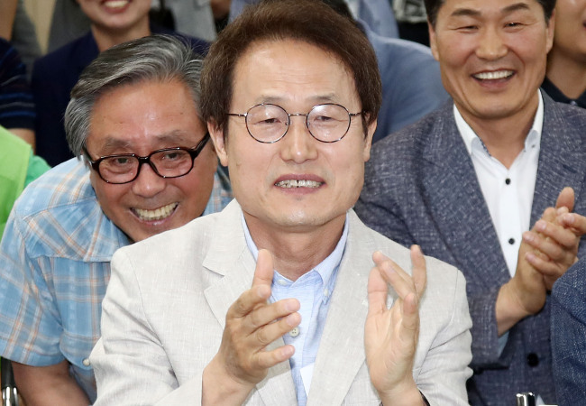 Seoul’s superintendent hopeful Cho Hee-yeon celebrates Wednesday after exit polls showed his victory in local elections after vote closed at 6:00 p.m. Yonhap