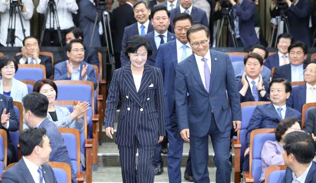 Democratic Party of Korea floor leader Hong Young-pyo (right) and the party chairwoman Choo Mi-ae. Yonhap