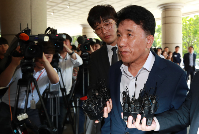KEB Hana Bank CEO Ham Young-joo appears at court to have an arrest warrant sought against him examined on June 1. (Yonhap)