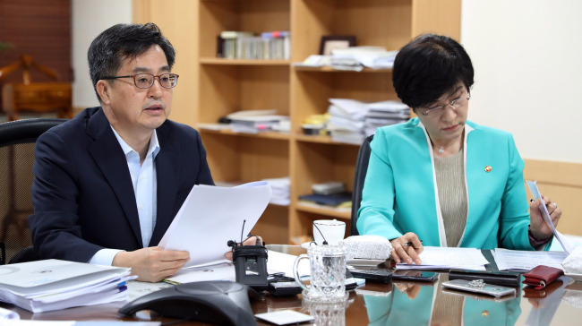 Deputy Prime Minister Kim Dong-yeon (left) and Labor Minister Kim Young-joo (Yonhap)