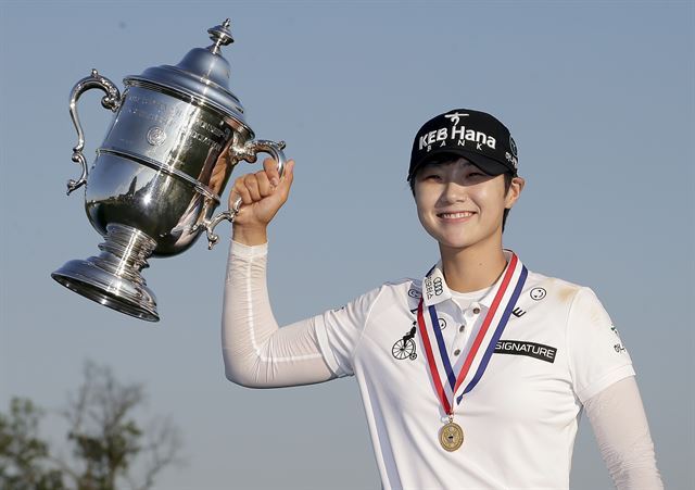 South Korea’s Park Sung-hyun holds up the championship trophy after winning the US Women’s Open Golf tournament Sunday, July 16, 2017, in Bedminster, NJ. (AP-Yonhap)
