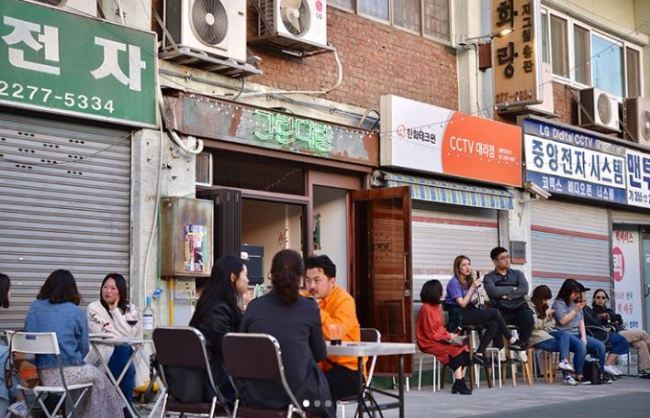 People sit outside of Green Dabang at Sewoon Plaza (Green Dabang’s Instagram account)