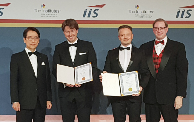 Kyobo Life Insurance Chief Executive Shin Chang-jae (left), professors at Friedrich-Alexander University Alexander Bohnert (second from left) and Albrecht Frizche (third from left), and ISS President and CEO Michael Morrissey pose at an awarding ceremony for Shin Research Excellence Award in Germany Monday. (Kyobo Life Insurance)