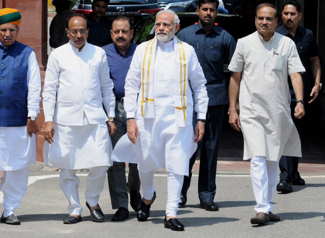 Indian Prime Minister Narendra Modi (center) arrives along with other cabinet ministers at Parliament House in New Delhi, India, 18 July 2018. (Yonhap)