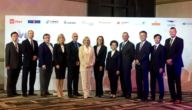 Korea Post CEO Kang Seong-ju (third from right) and other representatives of Kahala Posts Groups member countries pose at an annual meeting held in Gold Coast in Queensland, Australia, Thursday. (Korea Post)