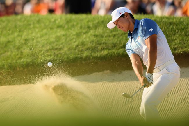 Kim Meen-whee of Korea plays a shot from a bunker on the 18th hole during the final round at the RBC Canadian Open at Glen Abbey Golf Club on July 29 in Oakville, Canada. (AFP-Yonhap)