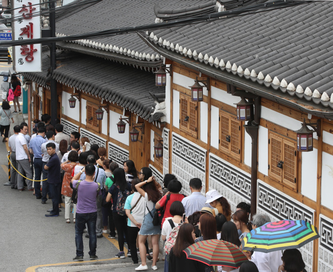 Photo caption: People line up at a well-known Samgyetang restaurant in Seoul. (Yonhap)