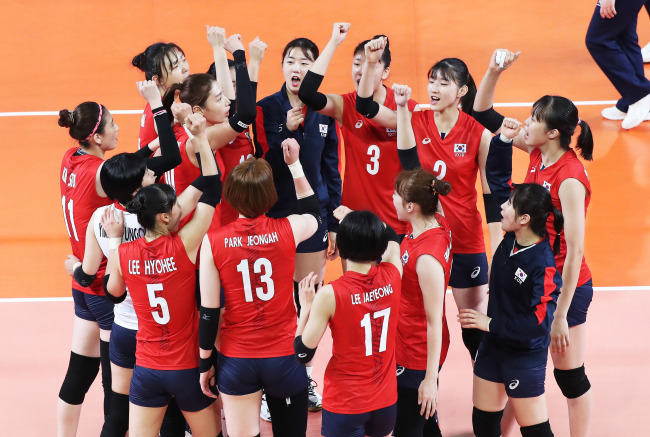 South Korean women’s volleyball players celebrate a point against Kazakhstan during the teams’ Pool B match at the 18th Asian Games at GBK Volleyball Indoor on Tuesday. (Yonhap)