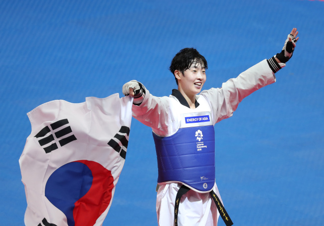 South Korean Taekwondo fighter Lee Da-bin on Tuesday celebrates her gold medal victory at the Asian Games in Jakarta. (Yonhap)