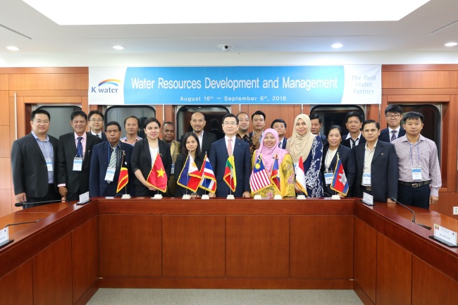 Officials of Southeast Asian countries and K-water pose during a seminar on ways to improve water supply systems and water quality, in Daejeon. (K-water)