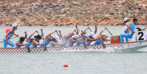 The unified Korean women`s canoeing team competes in women`s 200-meter dragon boat racing at the 18th Asian Games at the Jakabaring Rowing & Canoeing Regatta Course in Palembang, Indonesia, the co-host city of the Asian Games with Jakarta, on Aug. 25, 2018. (Yonhap)