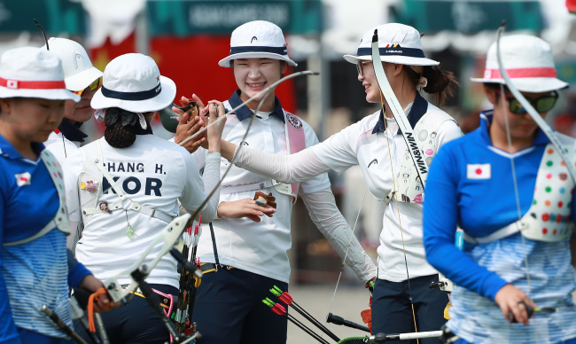 Members of the South Korean women's compound archery team celebrate their victory over Iran in the semifinals at the 18th Asian Games at GBK Archery Field in Jakarta on sunday. (Yonhap)
