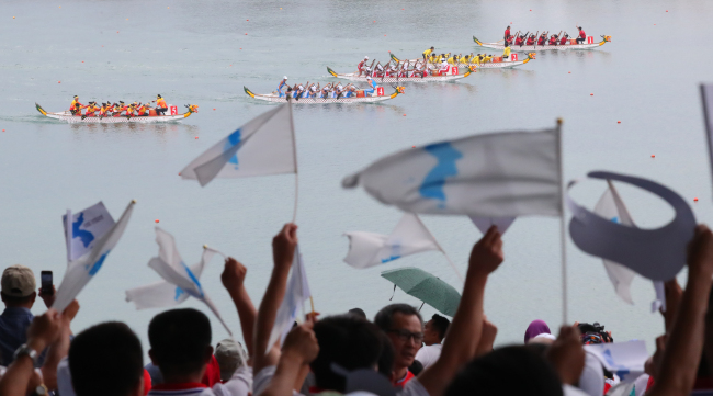 The unified Korean canoeing team competes in the women's 500-meter dragon boat racing competition at the 18th Asian Games at the Jakabaring Rowing & Canoeing Regatta Course in Palembang, Indonesia, the co-host city of the Asian Games with Jakarta, on Sunday. (Yonhap)