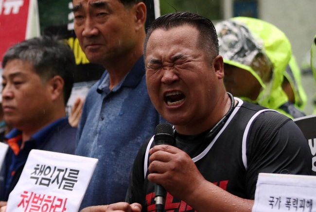 Kim Sun-dong, a former SsangYong Motors worker, speaks during a protest against former President Lee Myung-bak in Seoul, Tuesday. (Yonhap)