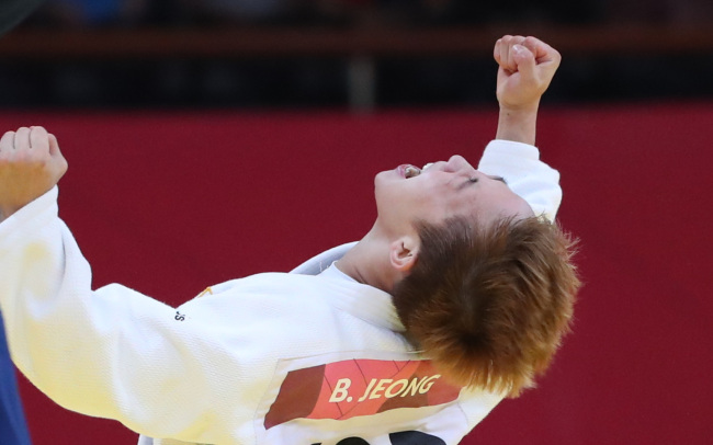 Jeong Bo-kyeong celebrates her gold medal on Wednesday. Yonhap